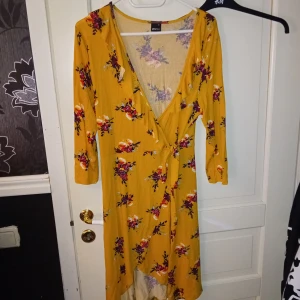 Fin klänning  - Fin blommig omlott klänning i fint skick . Den är stretchig storlek xl.  
