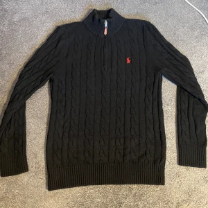 Kabelstickad Ralph Lauren Halfzip - Sparsamt använt så i gott skick, endast lite nopprig (syns på bilderna) men går att fixa! Säljer pga att den inte används, pris kan diskuteras vid snabb affär💫