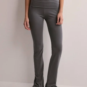Gråa yoga pants - Super snygga yoga pants från Nelly. De är sååå fina men är korta på mig som är 177 💕💕 lappen har jag klippt bort för man ska kunna vika ner de längre 