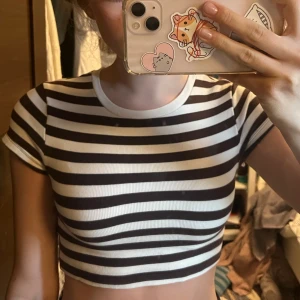 Baby tee - !Fläcken på bild 2 är på spegeln ej tröjan!Gullig randning baby tee från Gina Tricot Skriv för frågor 💕💕💗💗🥰🥰 