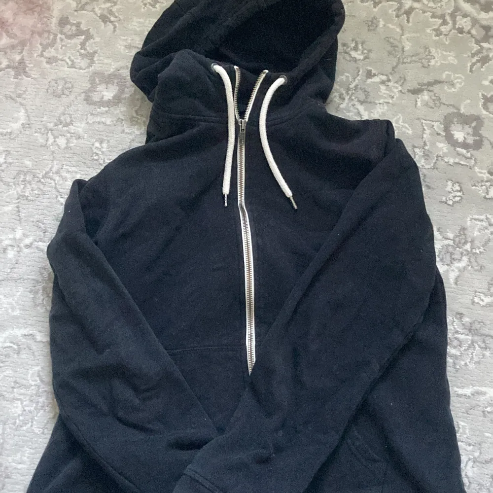 Svart zip hoodie med vita snören. Rätt så tjockt tyg. God kvalitet och inga defekter. . Hoodies.