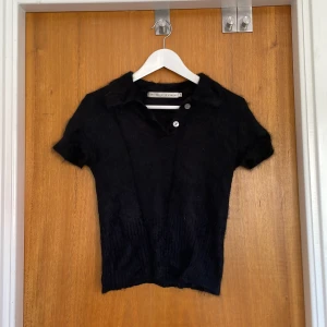 Finstickad t-shirt - En svart finstickad t-shirt gjord på angora.