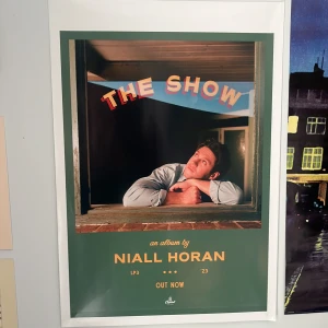 Niall Horan poster - Niall Horan poster som jag fått på listening partyt för The show i stockholm 2023. Postern är hel och har inga synliga tecken på användning, endast fyra märken på baksidan efter tejp. Pris kan diskuteras! 