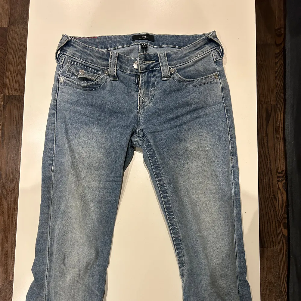 Lågmidjade True Religion Jeans köpte på Nelly Super bekväma jeans men tyvärr så är de för stora i midjan för mig så används Max 5 gånger så dom är i nyskick  Storlek: W25  Nypris 1199. Jeans & Byxor.