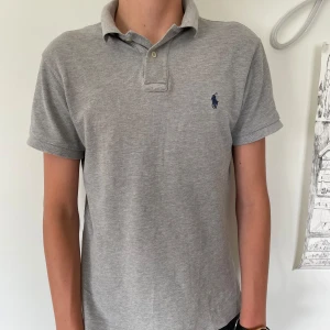 Ralph lauren pike - En sjukt snygg Ralph lauren pike i perfekt skick. Modellen är 185 och den är i M men passar s 