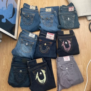 true religion jeans  - trues för tjejer, allt e lågmidjat bootcut i W25 till W29, skriv om ni är intresserade (SÄLJER STYCKVIS OCH PRISET VARIERAR)