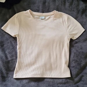 Ribbad topp - Ribbad topp från Gina Tricot i storlek S. 