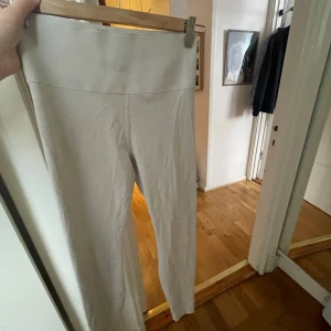 Vita träningsbyxor från Hm  - Väldigt bra skick!!💗 använt bara en gång 