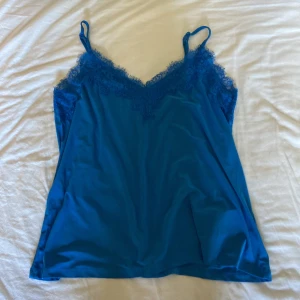 Spets linne i blå - Storlek M men passar även S💕 Aldrig använt 