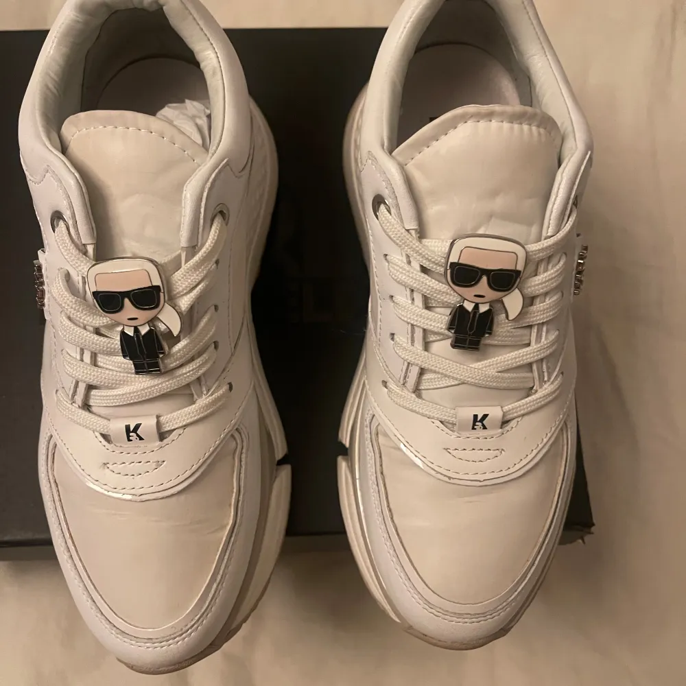Super härliga chunky Sverkers från Karl Lagerfeld kommer med lyxig dustbag. Använda men superfint skick! Något stora i storleken enligt mig. Nypris köpta i butik för 2399:-. Kengät.