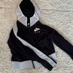Nike hoodie  - Svart Nike hoodie med reflexdetaljer. Använd fåtal gånger. 
