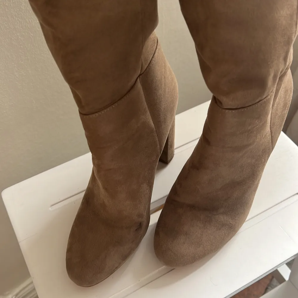 Höga boots i beige mocka-immitation! Superfina och varsamt använda🫶🏼 Går säkert att få bort de enstaka fläckar som kommit på ovansidan av skon (se sista bilden)🩷. Skor.