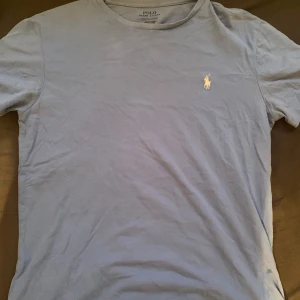 Polo Rhalp Lauren tröja - Hej säljer nu en fet Rhalp Lauren t shirt i färgen blå, riktigt skön tröja passar till nästan allt storlek 170cm vilket motsvarar Storlek S Ny pris: 899kr Mitt pris: 199kr!