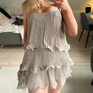 Hm grå volang klänning☀️ - Jätte fin volang klänning som är från H&M , den är sparsamt använt och är i jätte bra skick ❤️ öppet för frågor så tveka inte över den minsta fundering🫶💞( två första bilden är lånad)