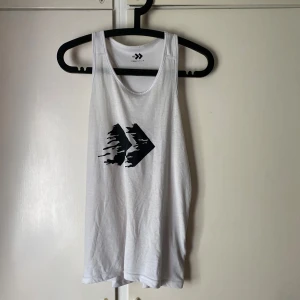 Linne  - Linne med tryck framtill stor i storleken 