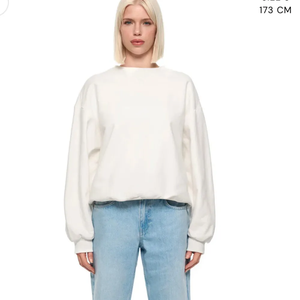 Helt ny men prislappen kvar, Off white sweatshirt ifrån LXA säljer pågrund av att den inte var rätt storlek för mig och den är tyvärr helt slut på hemsidan.  Skriv privat för fler bilder och köparen står för frakt . Hoodies.