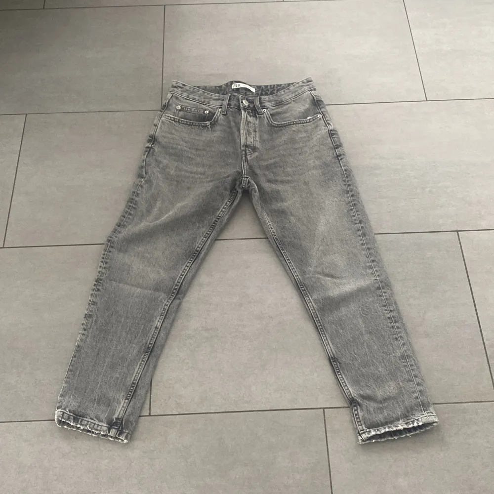 Sjukt fina gråa jeans från Zara, inget fel på  dem är i utmärkt skick. Skriv gärna om ni är intresserade. . Jeans & Byxor.