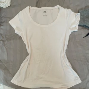 Vit t-shirt! - Clean basic t-shirt från lager 157! Storlek S💓