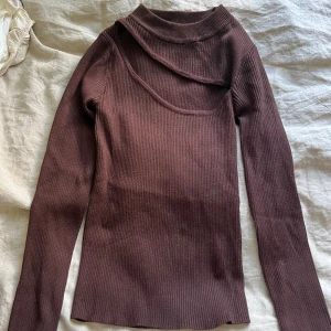 brun långärmad tröja  - hej! säljer denna bruna långärmade tröja med en snygg skurning vid bröstet från shein i storlek xs! Aldrig använd så därav nyskick!🩷