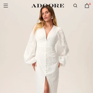 Adoore Positano 40, vit - Adoore klänning strl 40 i populära modellen Positano, passar strl 38/liten 40. Populär modell, slutsåld. Perfekt sommarklänning el studenten/midsommar. Nypris 1695. Går alltid att sälja vidare🫶🏻🫶🏻 Se profil för fler klänningar från Adoore/stories☺️