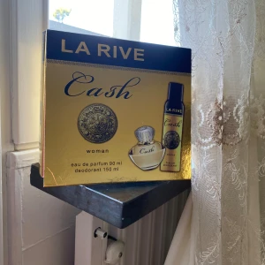 LA RIVE  Cash Woman parfym - Helt ny La rive parfym, dam parfym. Aldrig använt.  Cash Woman, parfym och spray deodorant.🙌