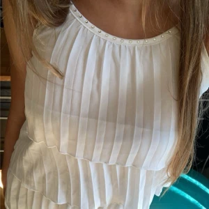 Vit sommar klänning  - Jätte fin vit sommar klänning från KappAhl i storlek 146/152. Den är tyvärr för kort för mig. Annars sitter den som ungefär XS men jag är 178 så den är väldigt kort på mig. Kanske passar någon som är kortare🩷
