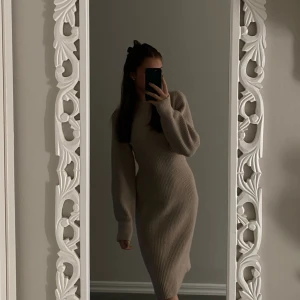 Stickad klänning - En stickad klänning från hm som jag själv har använt under höst, vinter & kalla sommardagar. Nypris var 399kr. Säljer pga att den inte kommer till användning längre. Skriv vid frågor eller funderingar💕