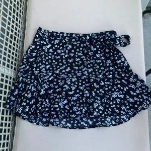 Kjol - Fin kjol med blommönster som även har insydda shorts❤️🌷 Liten i storlek skulle mer säga M❤️🌷