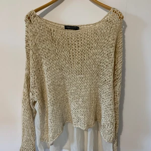 Cherry Couture Made from Art for you beige tröja, stl onesize - En beige stickad tröja med en tunn underkjol i vitt. Tröjan är löst sittande och har långa ärmar. Den har en rund halsringning och är gjord av ett öppet stickat tyg.  Skick: Ok, har slitage, kolla sista bild Längd: 67cm