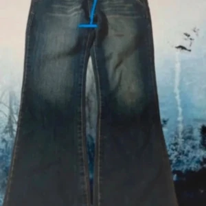 Lågmidjade jeans - Mija 42 cm och ben 102 21 cm mellan grenen och midjan som syns på första bilden  De är nya utan prislapp