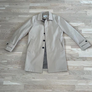 These Glory Days Trenchcoat - Trenchcoat från These Glory Days.