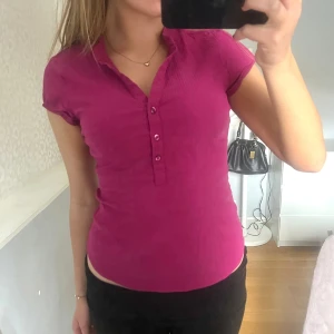 Kortärmad skjorta  - I bra skick. Färgen är mörkrosa men lite åt det lila hållet. Storlek 38 men passar mig som har 36. Vid köp används köp nu funktionen 🥰