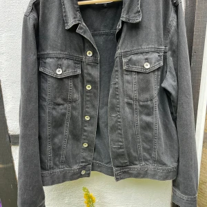 Svart jeansjacka  - Svart jeansjacka  Storlek L Finns i Lund  Vailent 