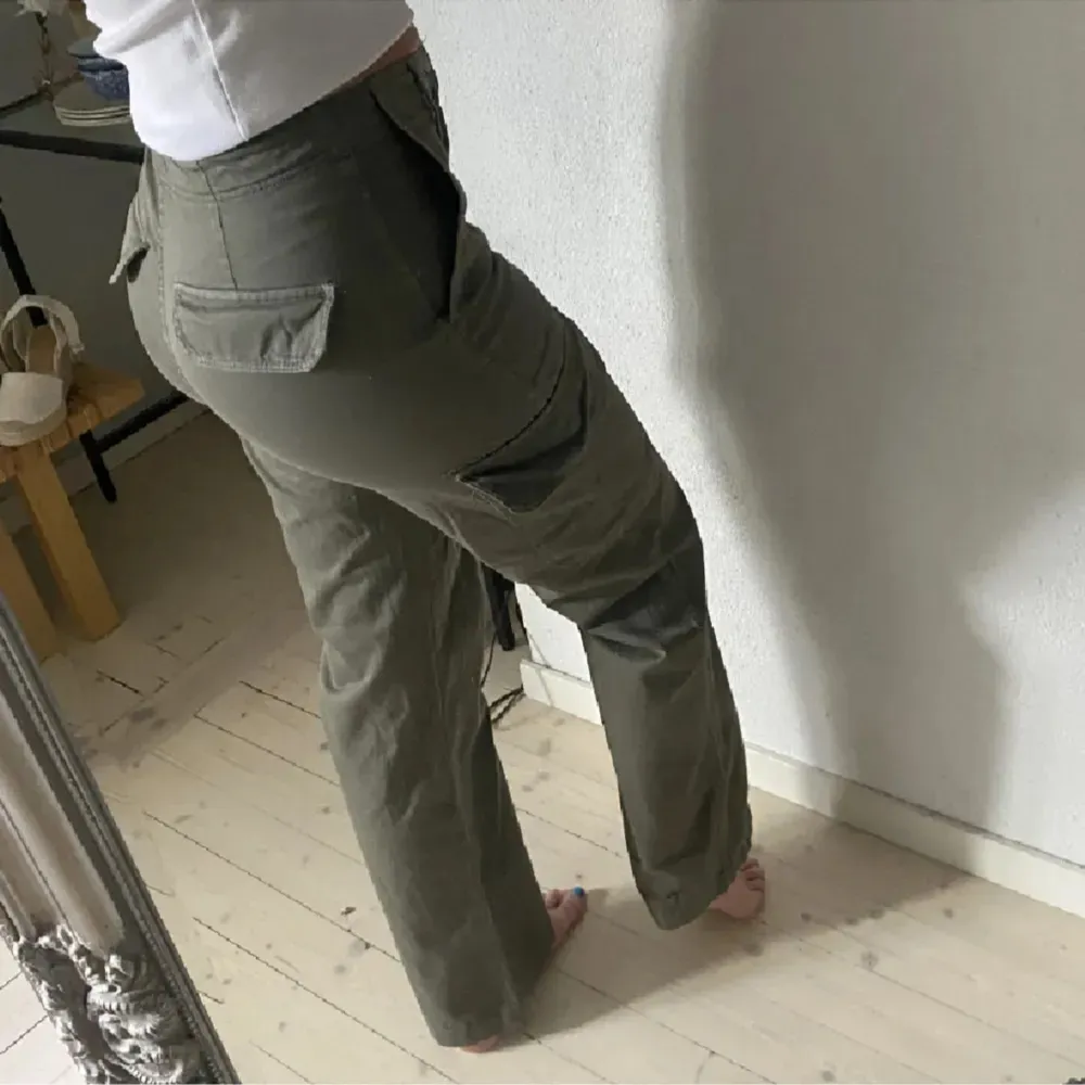 Lågmidjade byxor, storlek 34. Skriv privat vid intresse💕. Jeans & Byxor.