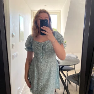 Sommarklänning  - Denna härliga klänning har använts max 2 ggr, otroligt bekväm och härlig🌸☺️ 