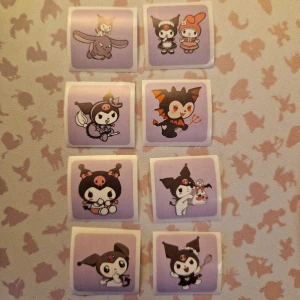 Sanrio 8 Klistermärke - Kuromi - Klistermärke av Kuromi | 2.5cm på längen och bredden | Vill du köpa mera så är det bara att skicka ett meddelande!