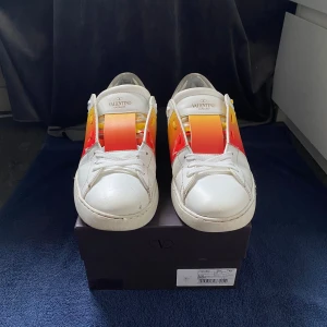 Valentino Skor - Riktigt feta Valentino skor || skick: 7,5/10 || allt og inklusive skosnören & kvitto medföljer || hör gärna av dig vid frågor eller funderingar || mvh ||