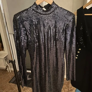 Glittrig kort klänning  - Festklänning i storlek XS. Inköpt från Nelly. 