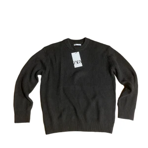 Zara tröja - Zara tröja • Storlek S • Helt ny med tags kvar • Nypris: 430kr • Svarar gärna på frågor eller funderingar 