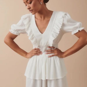 Vit söt klänning  - smock frill dress från Gina Tricot  Använd 1 gång  Som ny! Nypris 400