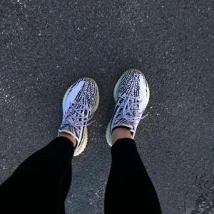 YEEZY ZEBRA 350  - Säljer mina yeezy för de tar bara plats i min garderob just nu. Kan tänka mig ett lägre pris om nån köper snabbt hahah. Har inte använt de på fyra år, rätt bra condition och tvärsköna! Box finns, kan skicka bild om så skulle önskas! 