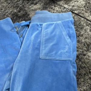 juicy couture - Fint skick säljer pågrund av att dom blivit för stora för mig priset är absolut diskuterbart och har du funderingar så tvecka inte på att höra av dig😭