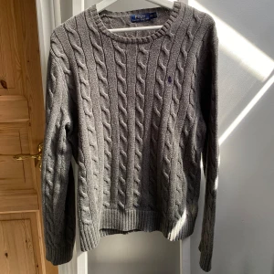 Ralph lauren sweatshirt, grå. - Säljer min Ralph lauren sweatshirt pga att den är lite för stor för mig. Längden är bra på mig (är 1,78) men armarna och vid kragen är den lite för stor. Bra skick och knappt använd.