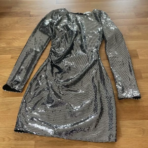 Klänning stl S - En silvrig klänning från Hm. Stl S, tajt modell  Använt få tal gånger 