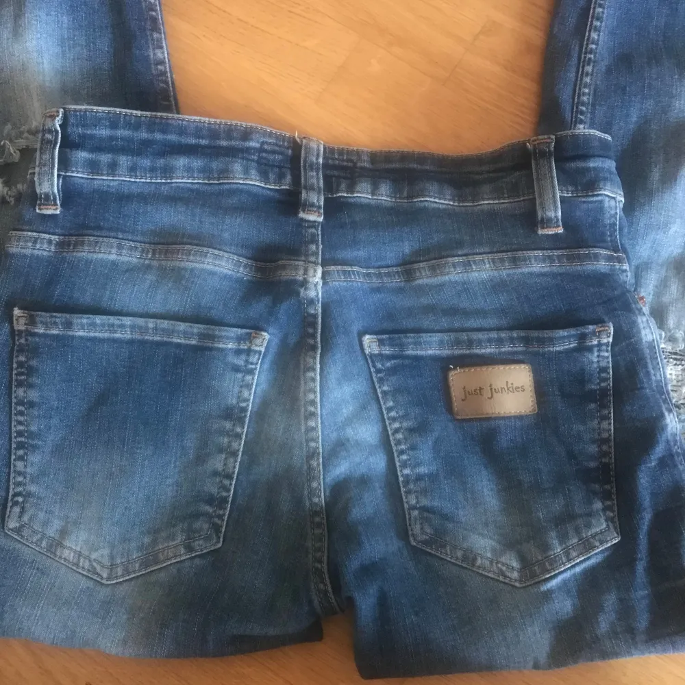 Mycket bra skick från just junkies!!  Säljer för bra pris 🤗 . Jeans & Byxor.