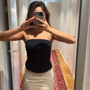 Tube topp navy - Jag säljer denna navy tube toppen den är ifrån Zalando. Är väldigt bra nu till i sommar och är i storlek S. Skicka ett meddelande om du är intresserad eller funderingar💗💗