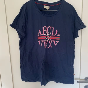 T-shirt med tryck - Mörkblå T-shirt med tryck från lindex