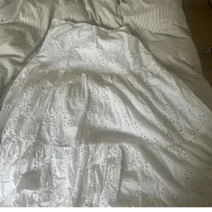 Långkjol - Säljer denna jätte fina långkjolen. Skriv för fler bilder💗Köpte den förra året på Gina och den finns där av inte kvar längre❤️