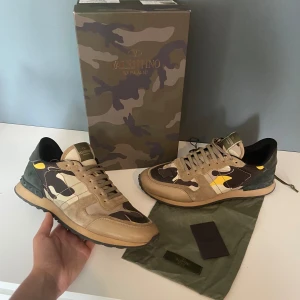 Valentino rockrunner - Säljer nu ett par sjukt snygga valentino rockrunners. Allt OG medföljer! Skick 8/10, finns några små skråmor men väldigt fint skick utöver det. Nypris omkring 7000kr! Hör av er vid funderingar.