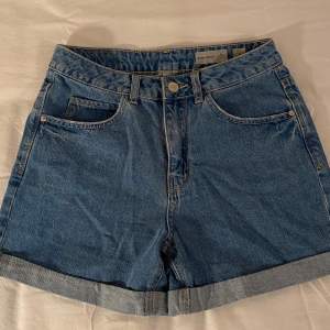 Ett par jättesnygga shorts från Vero moda!☺️💗 De är i nyskick, inga defekter💗 Perfekta nu när sommaren börjar närma sig😍
